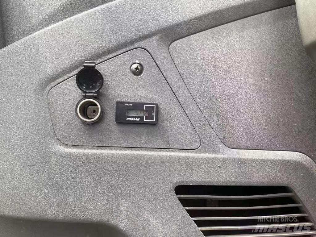 Doosan DX60W ホイール式油圧ショベル（パワーショベル・ユンボ・バックホー）