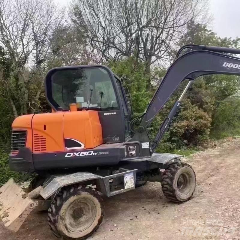 Doosan DX60W ホイール式油圧ショベル（パワーショベル・ユンボ・バックホー）