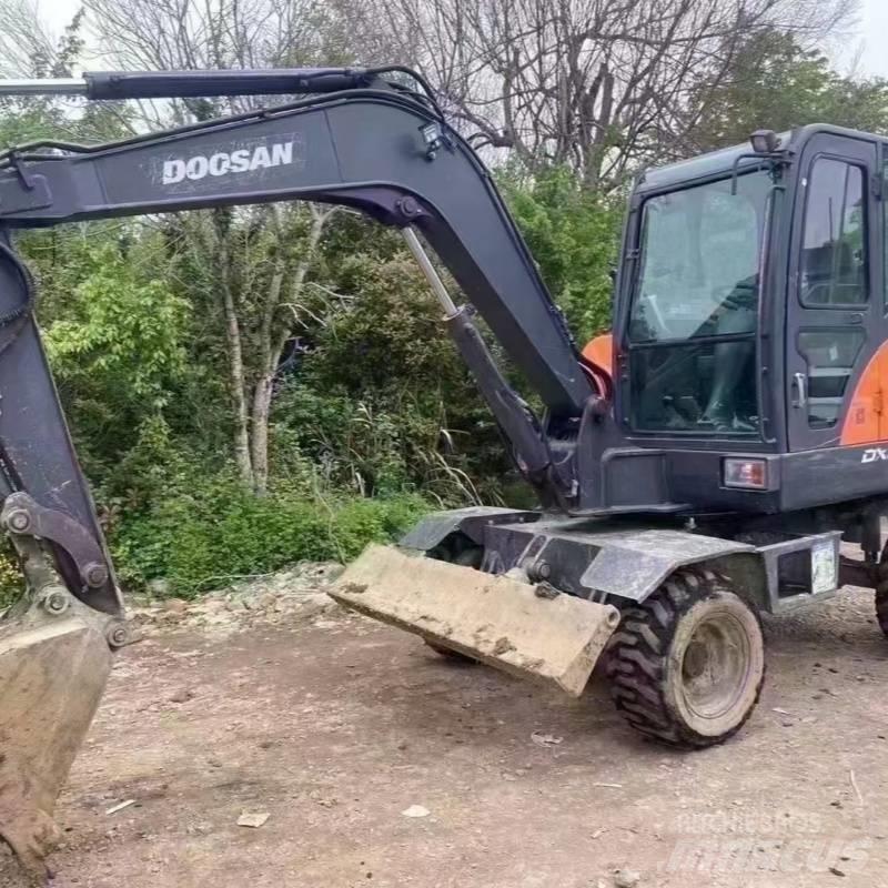 Doosan DX60W ホイール式油圧ショベル（パワーショベル・ユンボ・バックホー）