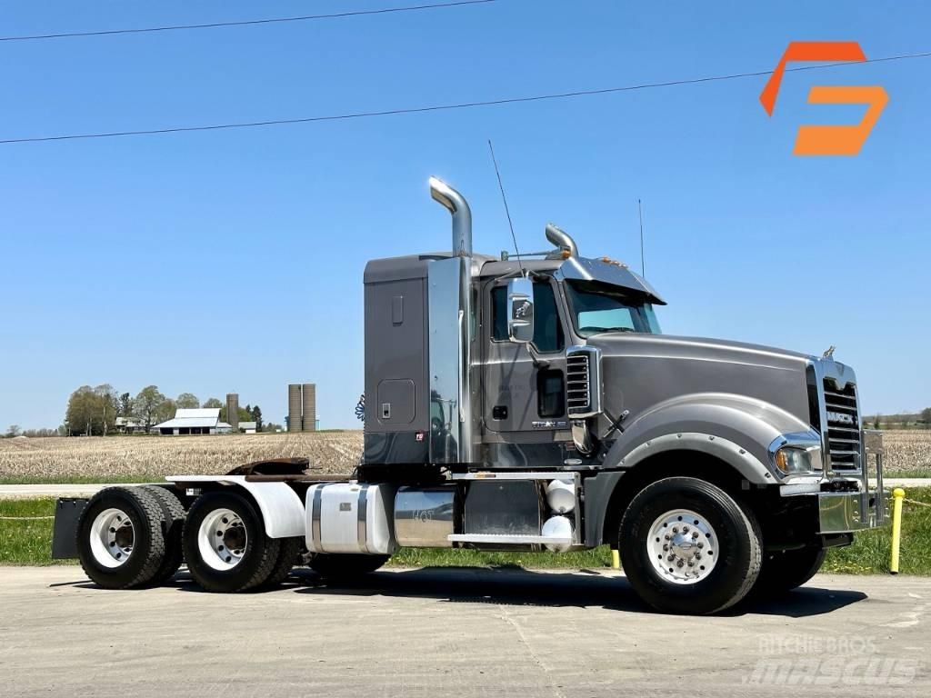 Mack Titan TD 713 キャブ付きシャーシ