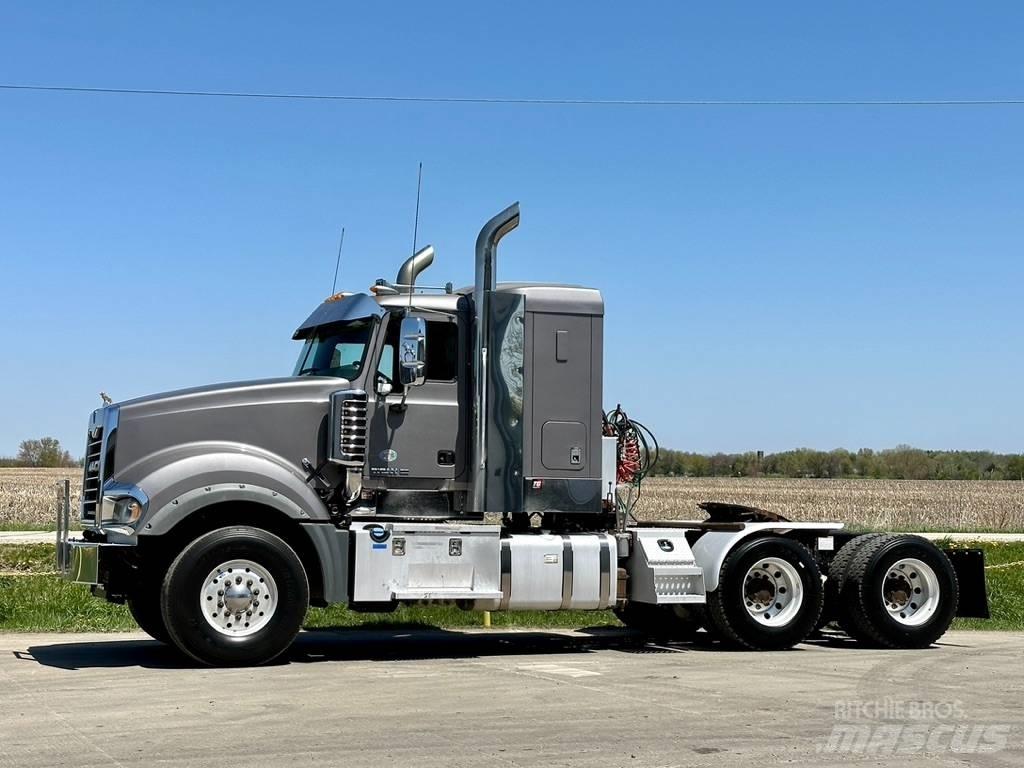 Mack Titan TD 713 キャブ付きシャーシ