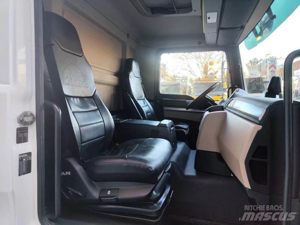 MAN TGL 8.220 4x2 キャブ付きシャーシ