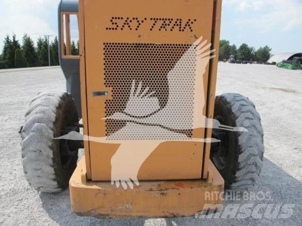 SkyTrak 8042 テレスコーピックハンドラー