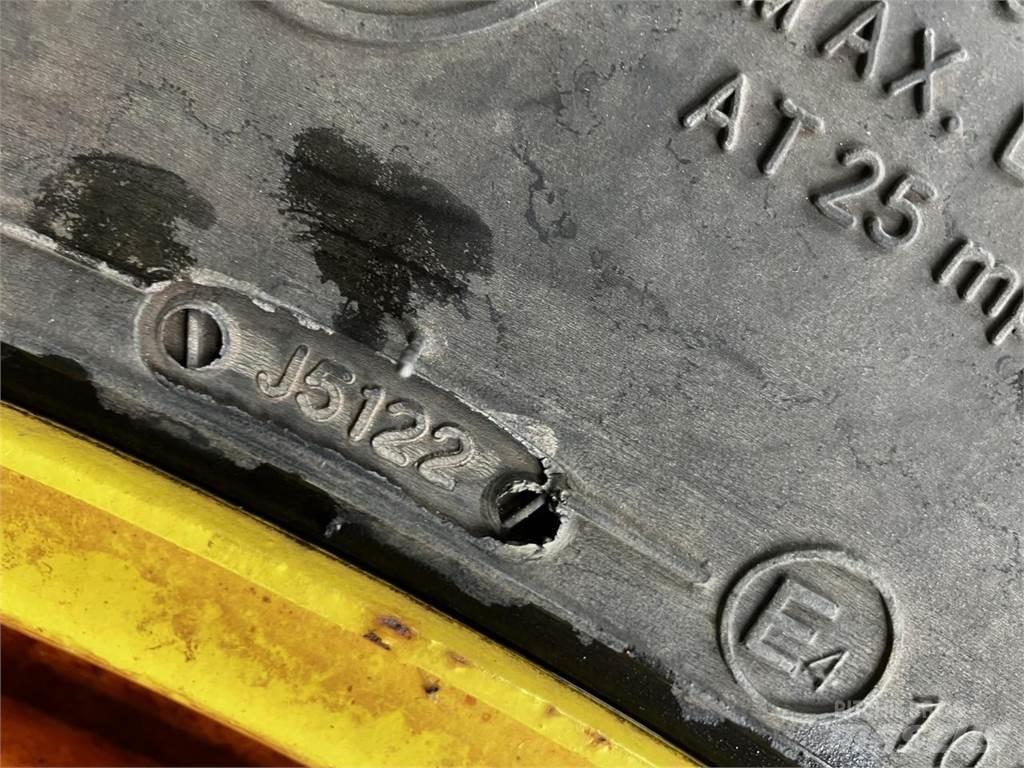 BKT 270/95R32 タイヤ、ホイル、リム