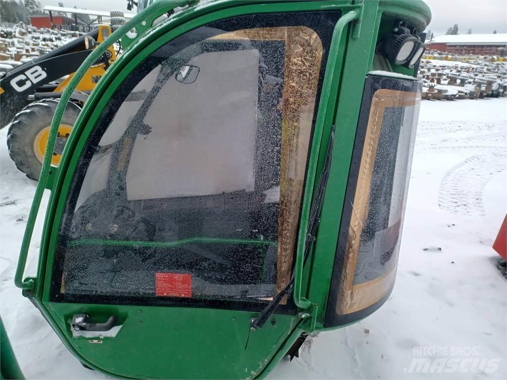 John Deere 1210e キャビン及び内装
