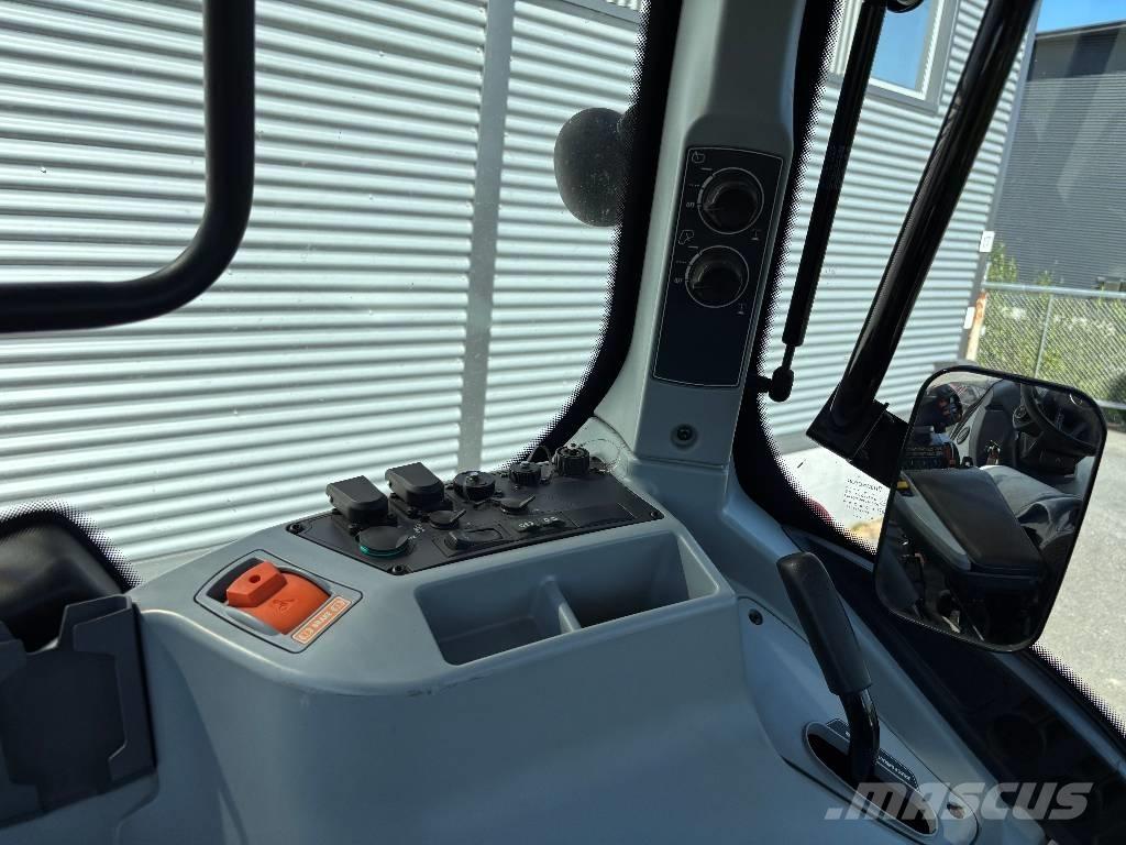 Valtra T 215 Versu トラクター