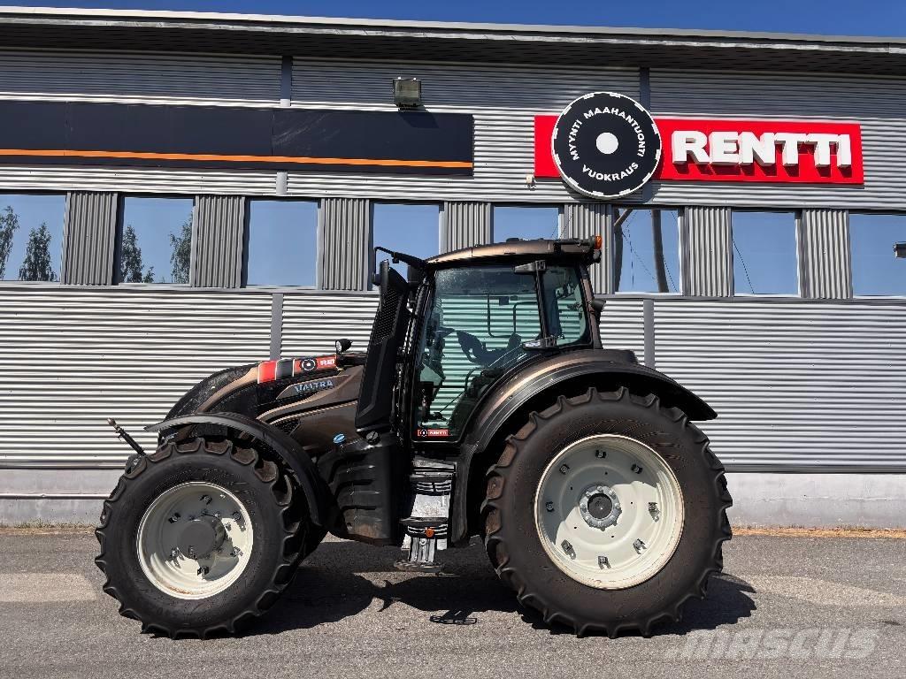 Valtra T 215 Versu トラクター