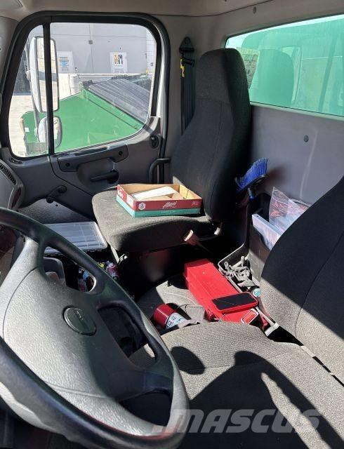 Freightliner M2 飲料運送車両