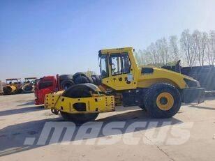 Bomag BW 220D-40 タンデムローラ