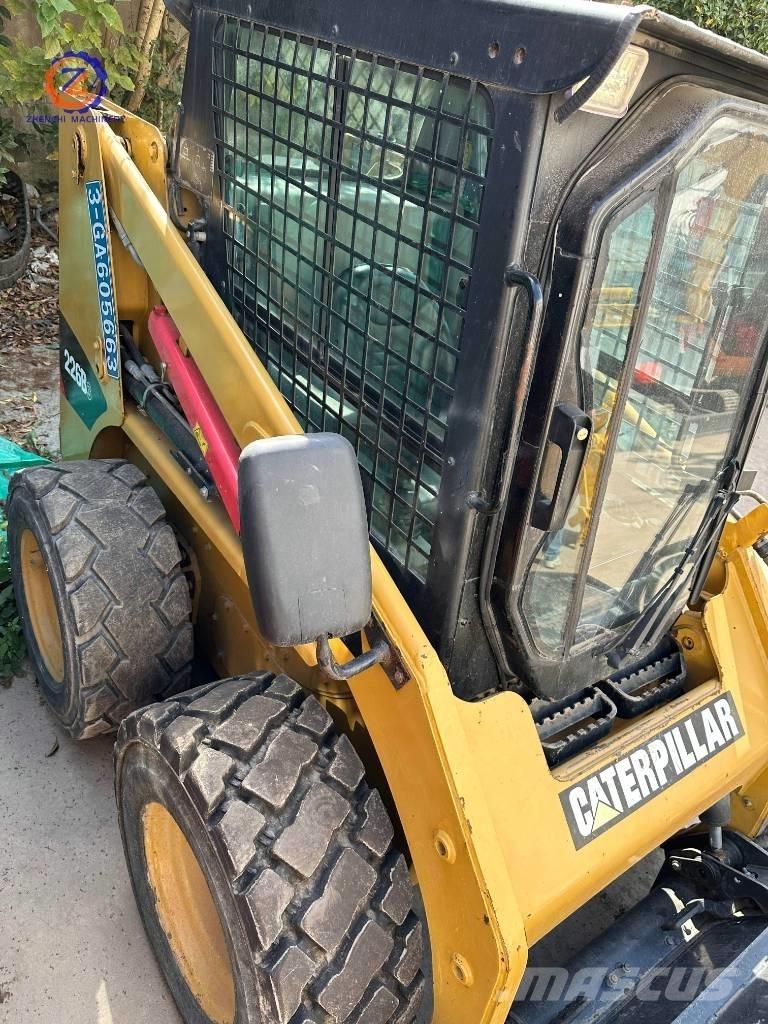 CAT 226 B スキッドステアローダー