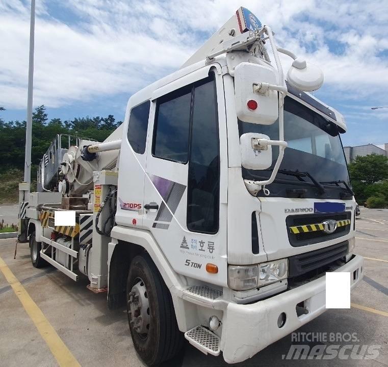 Horyong SKY450 トラック高所作業車