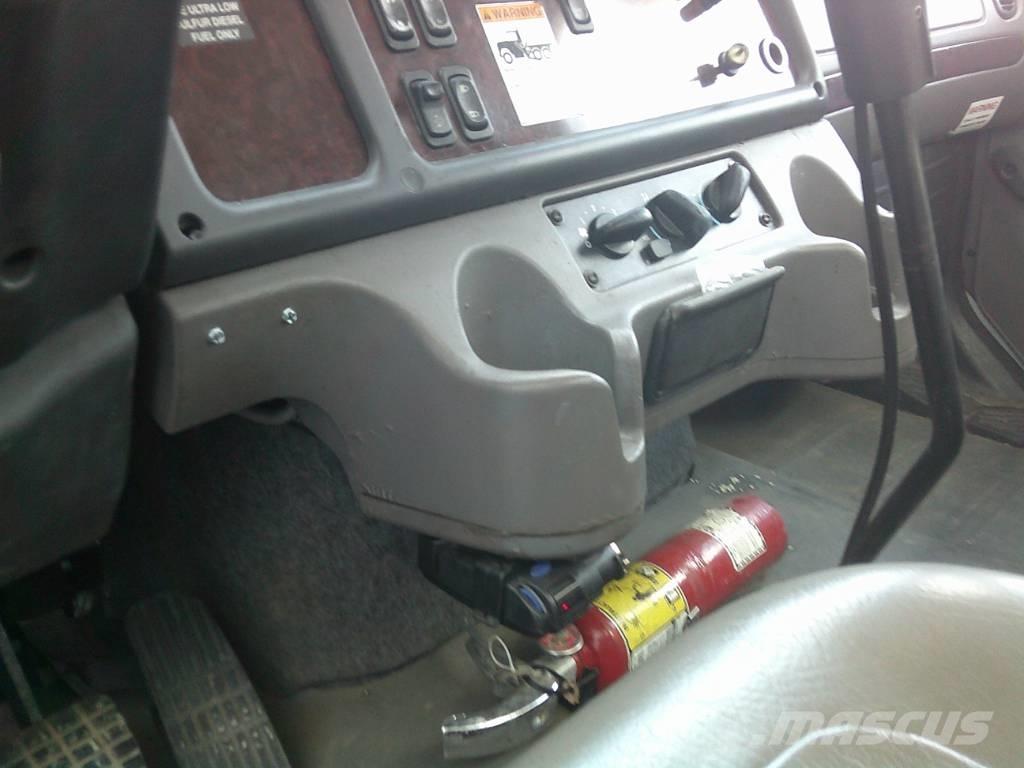 Freightliner M2 キャブ付きシャーシ