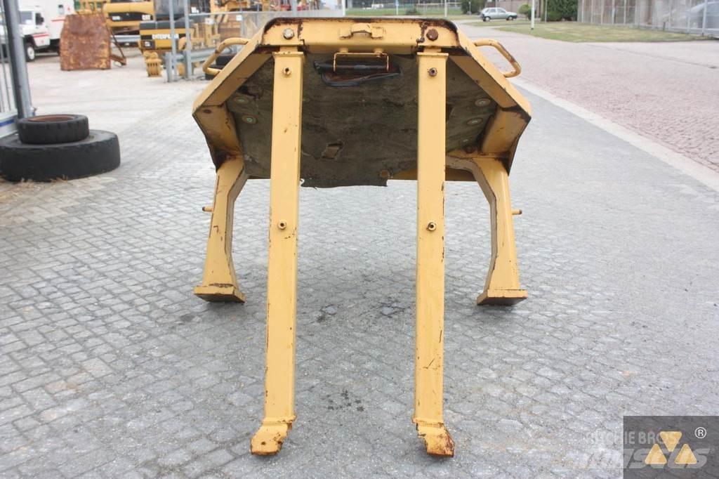 CAT D8N O-rops cab キャビン及び内装