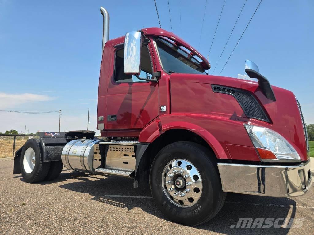 Volvo VNL 42 T300 中古トラクターヘッド | トレーラーヘッド