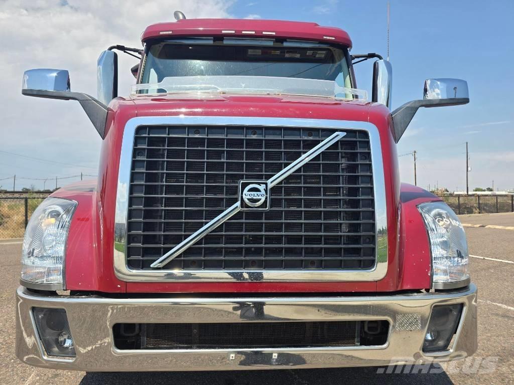Volvo VNL 42 T300 中古トラクターヘッド | トレーラーヘッド
