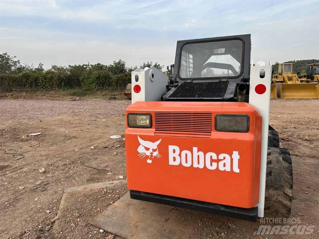 Bobcat S 300 スキッドステアローダー