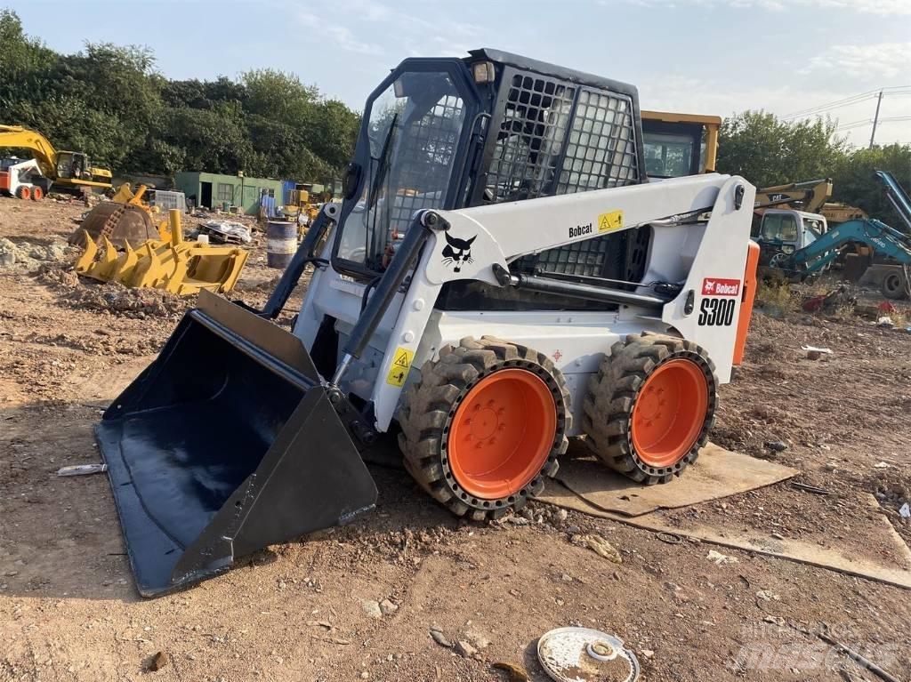 Bobcat S 300 スキッドステアローダー