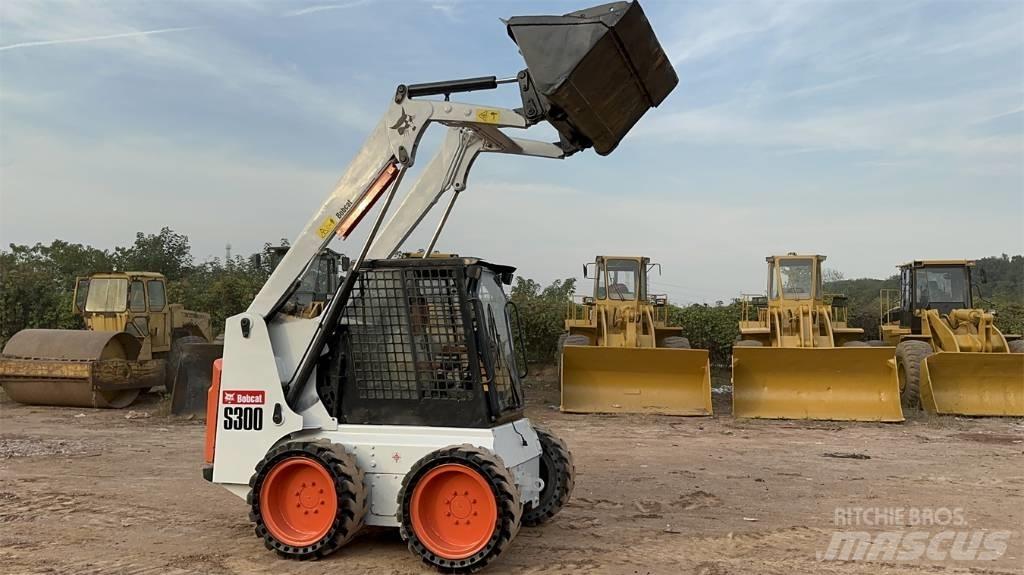 Bobcat S 300 スキッドステアローダー