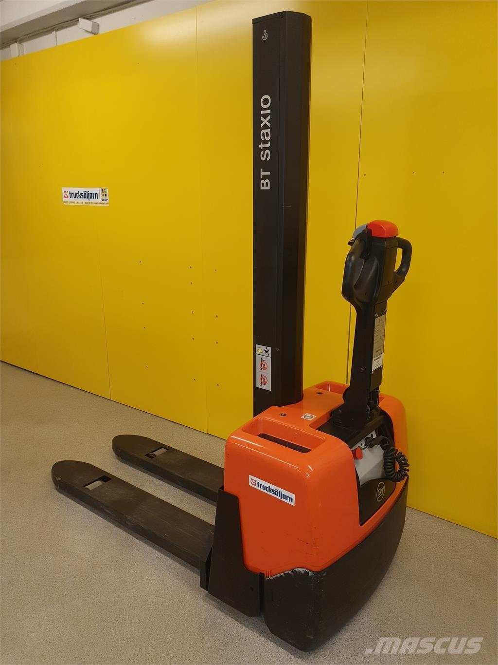 BT HWE100 自走式スタッカー