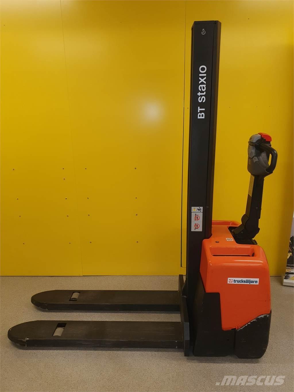 BT HWE100 自走式スタッカー