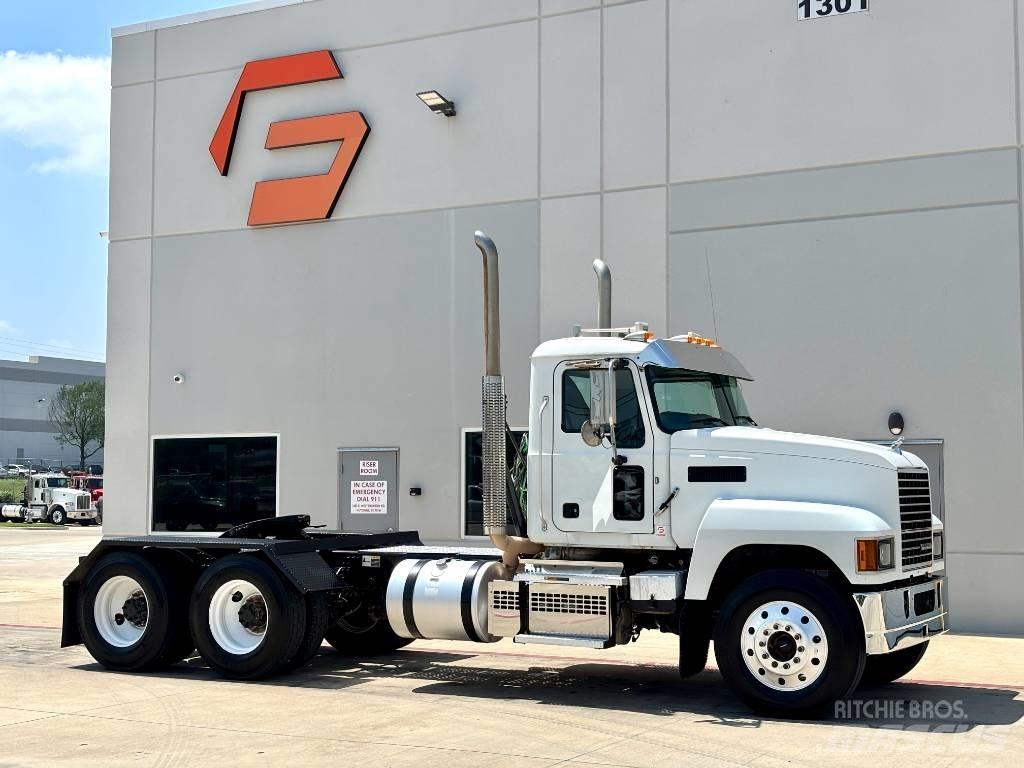 Mack Pinnacle 64T 中古トラクターヘッド | トレーラーヘッド