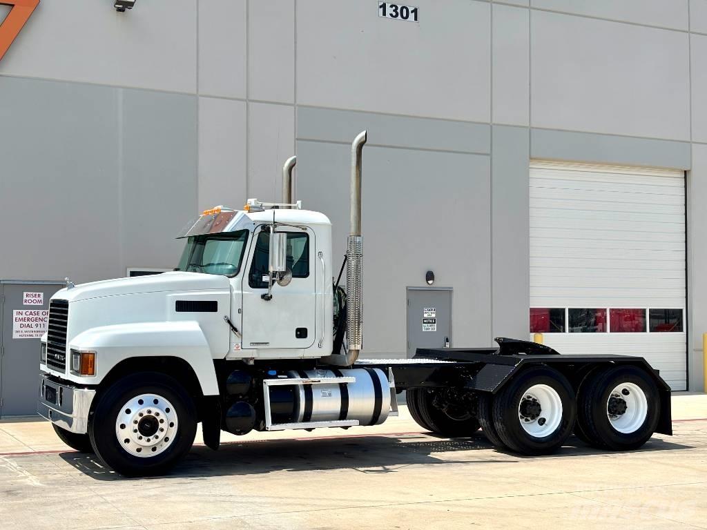 Mack Pinnacle 64T 中古トラクターヘッド | トレーラーヘッド