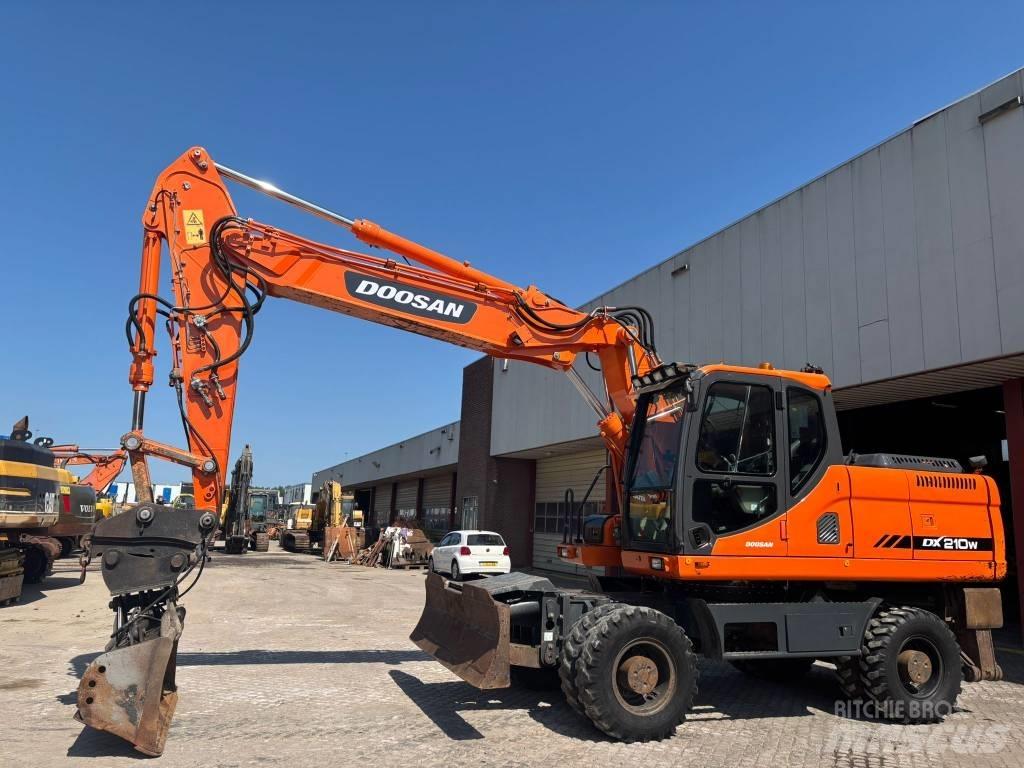 Doosan DX 210 W ホイール式油圧ショベル（パワーショベル・ユンボ・バックホー）