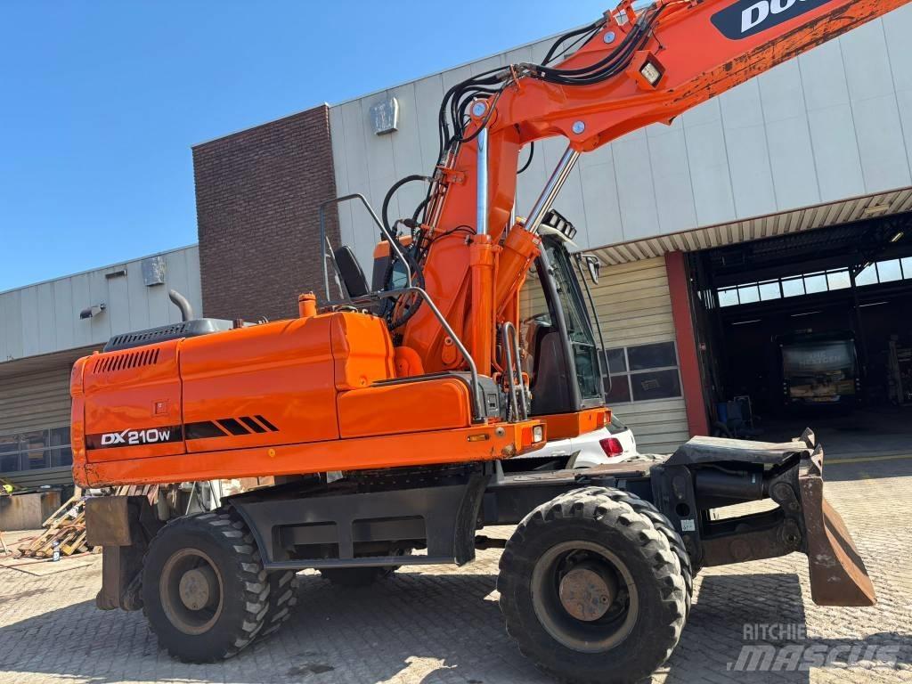 Doosan DX 210 W ホイール式油圧ショベル（パワーショベル・ユンボ・バックホー）