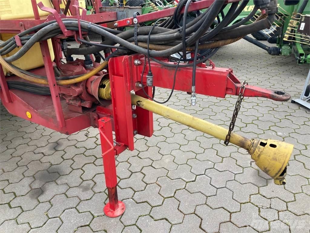 Hardi TYZ 2400 牽引型スプレイヤー
