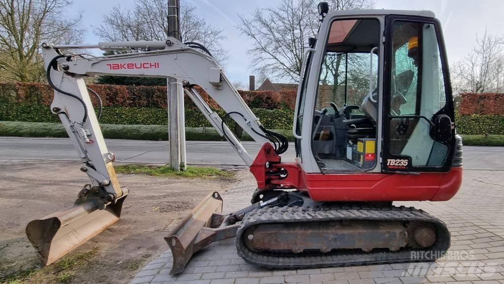 Takeuchi TB 235 大型油圧ショベル12t以上（パワーショベル・ユンボ）