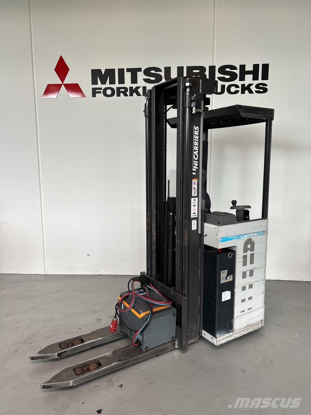 Atlet XJN160 自走式スタッカー