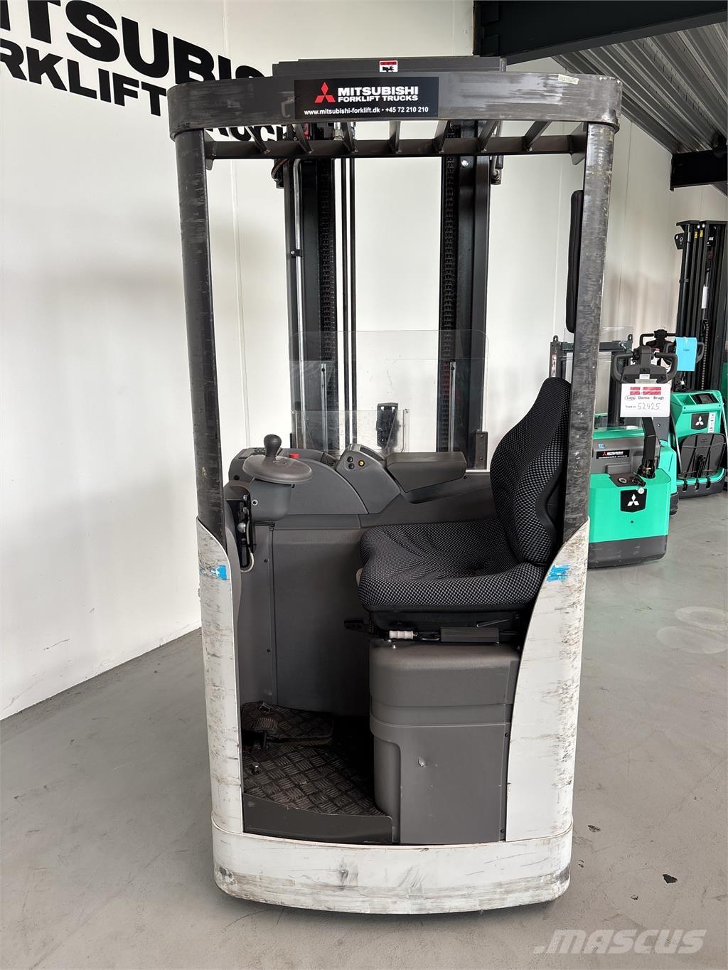 Atlet XJN160 自走式スタッカー