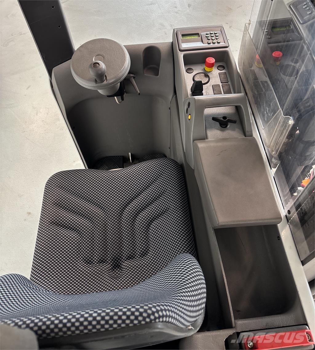 Atlet XJN160 自走式スタッカー