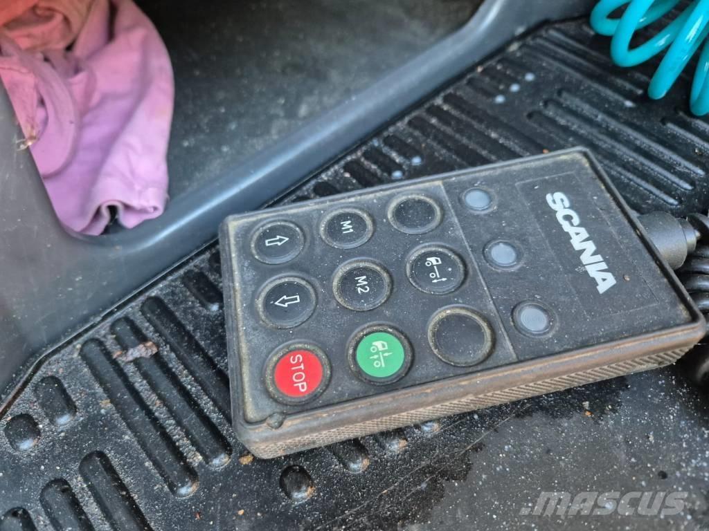 Scania R 124 林業機械輸送トラック