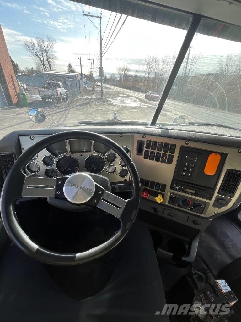Mack GU813 ダンプ