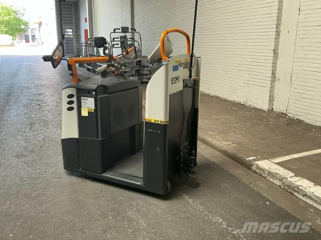 Crown TC 3000 トーイングトラック