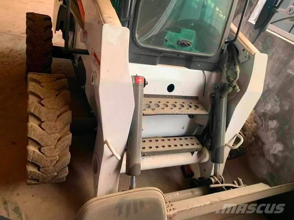 Bobcat S 300 スキッドステアローダー