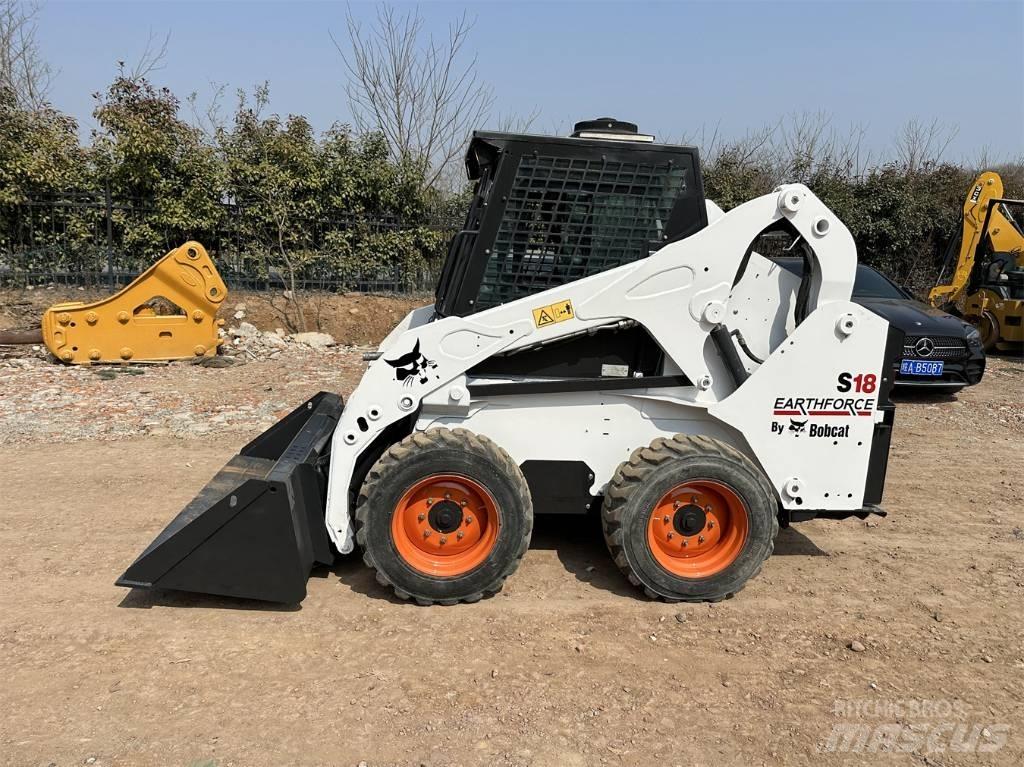 Bobcat S18 スキッドステアローダー