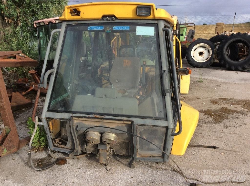 Komatsu WB 97 R キャビン及び内装