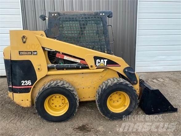 CAT 236 スキッドステアローダー