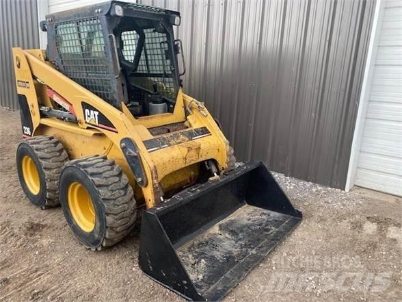 CAT 236 スキッドステアローダー