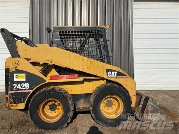 CAT 242B スキッドステアローダー