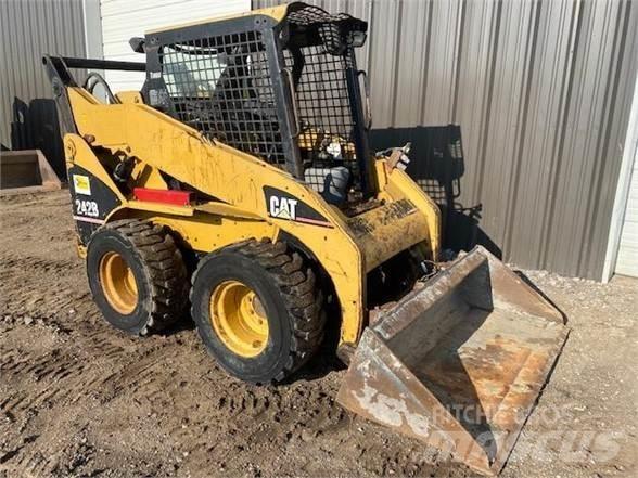 CAT 242B スキッドステアローダー