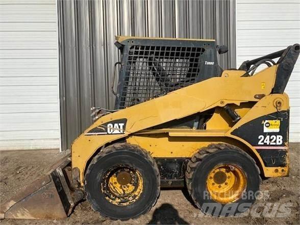 CAT 242B スキッドステアローダー