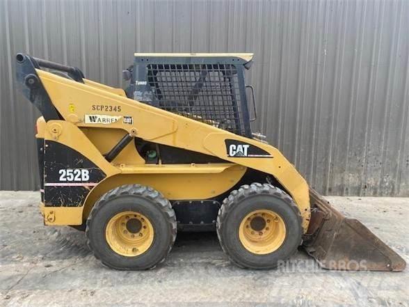 CAT 252B スキッドステアローダー