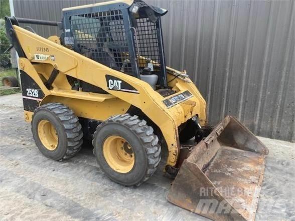 CAT 252B スキッドステアローダー