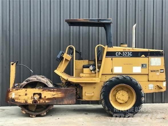CAT CP-323C 振動ローラ