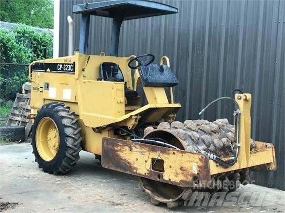 CAT CP-323C 振動ローラ