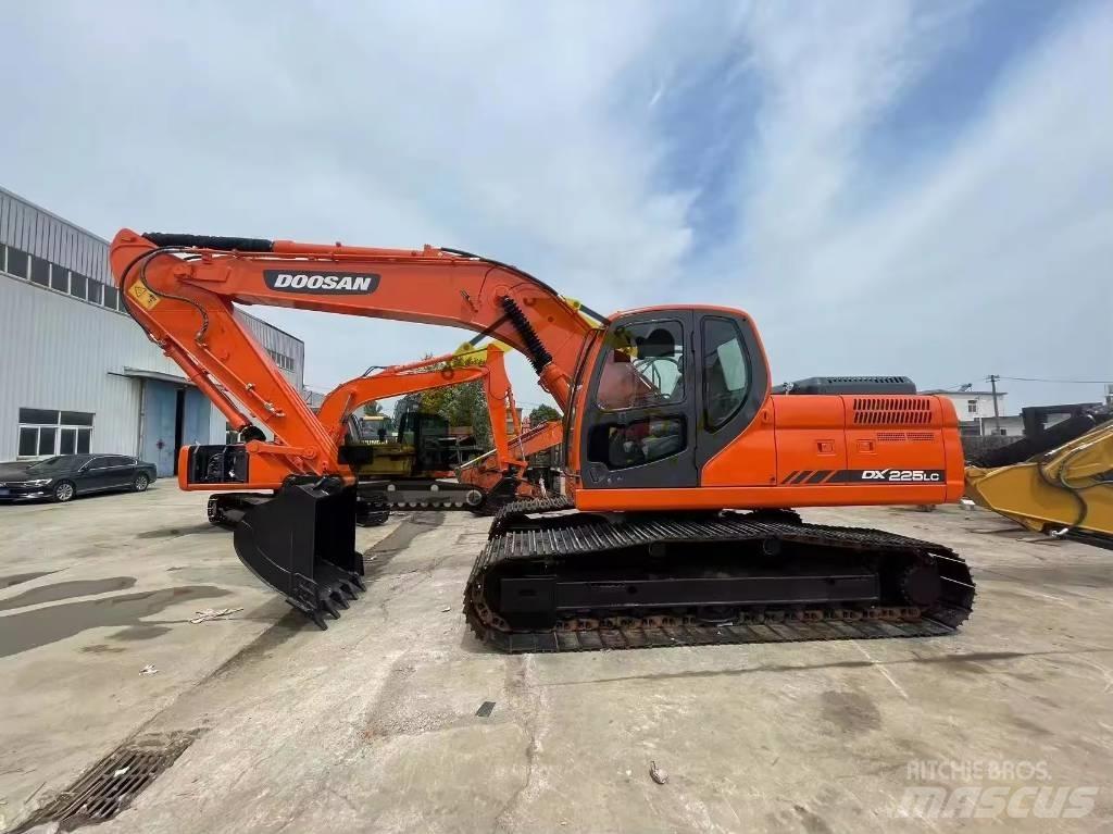 Doosan DX 225 LC 大型油圧ショベル12t以上（パワーショベル・ユンボ）