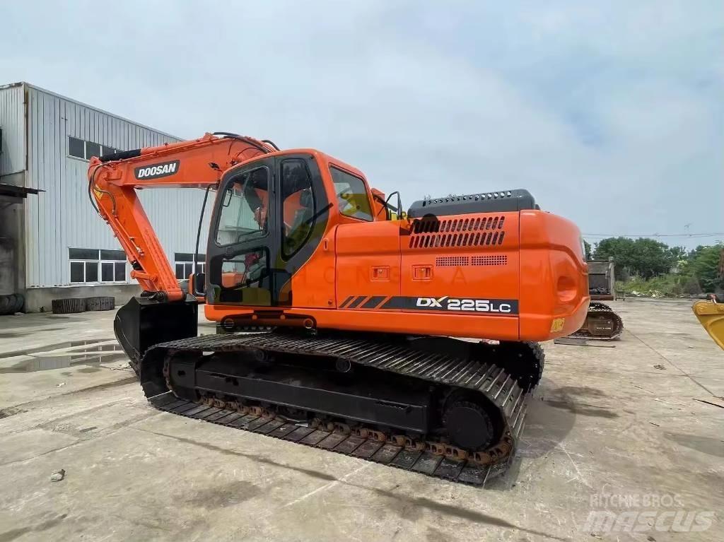 Doosan DX 225 LC 大型油圧ショベル12t以上（パワーショベル・ユンボ）
